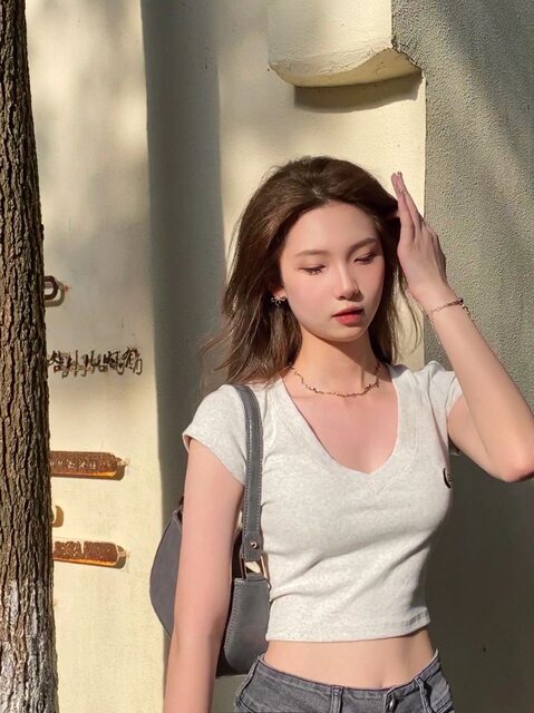 American retro V-neck short-sleeved T-shirt for women in summer chic niche design pure shoulder short sweet hot girl top
