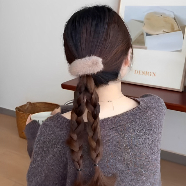 Autumn and winter water mink plush hair clip female back of the head of the head grabs a word twisting clip 2024 new horizontal chipper issuing card
