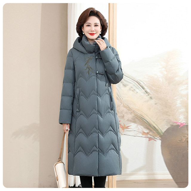 Yalu hooded mid-length mother's down jacket 2025 winter new style foreign style noble warm jacket for middle-aged and elderly people