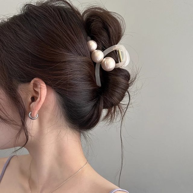 Elegant Velvet Pearl Clip Medium Shark Clip Hair Clip Women's 2024 New Style High-end Hair Accessories for the Back of the Head