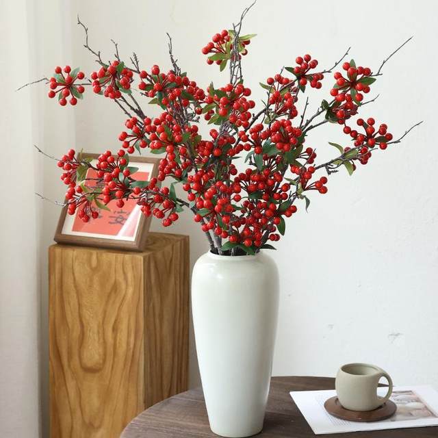 New Chinese style red currant fruit simulation flowers fake flower ornaments New Year decoration flower art living room flower arrangement red bean bouquet
