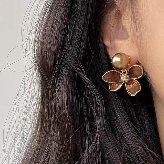 Brown autumn and winter enamel retro pearl flower earrings new light luxury temperament high earrings women's earrings