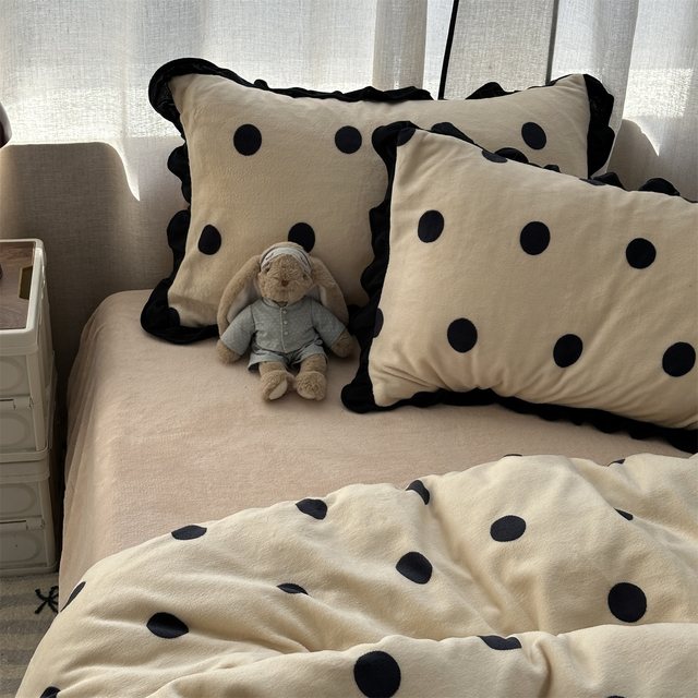 Gentle retro ins simple polka dot black lace milk velvet four-piece winter coral velvet four-piece bed sheet set