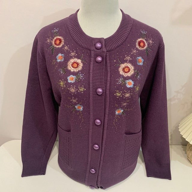 All-in-one velvet cardigan sweater for middle-aged and elderly people, embroidered western style warm mother's clothing, winter clothing, velvet thickened round neck sweater