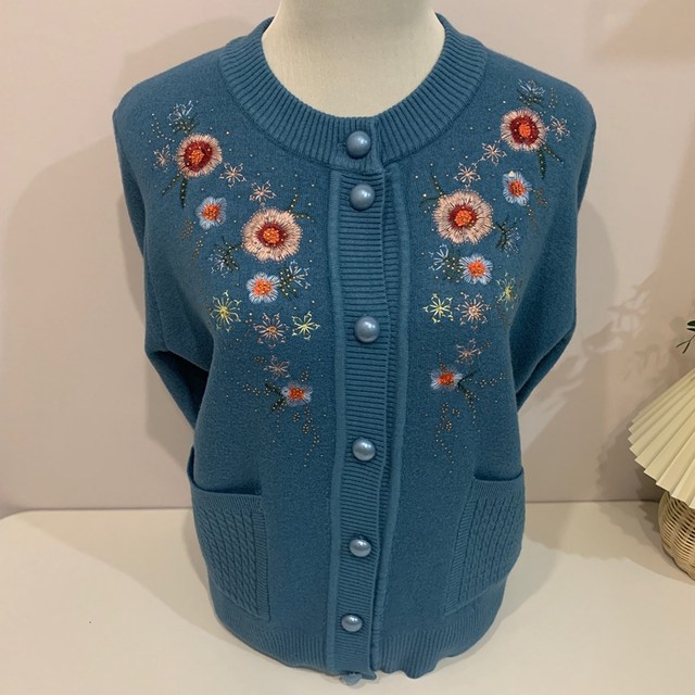 All-in-one velvet cardigan sweater for middle-aged and elderly people, embroidered western style warm mother's clothing, winter clothing, velvet thickened round neck sweater