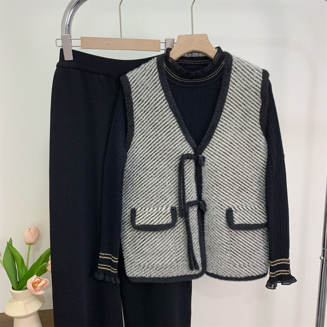 Middle-aged mother's spring and autumn clothing, Chinese style buttoned vest sweater and sweater suit, large size fashionable sweater casual pants three-piece set