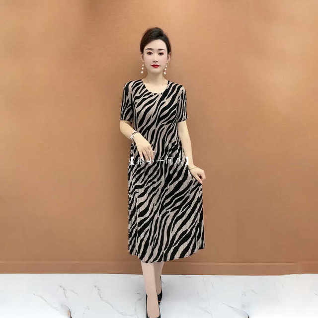 High -end women's fashion casual striped round neck dress summer models loose, foreign size large size over -the -knee short -sleeved skirt
