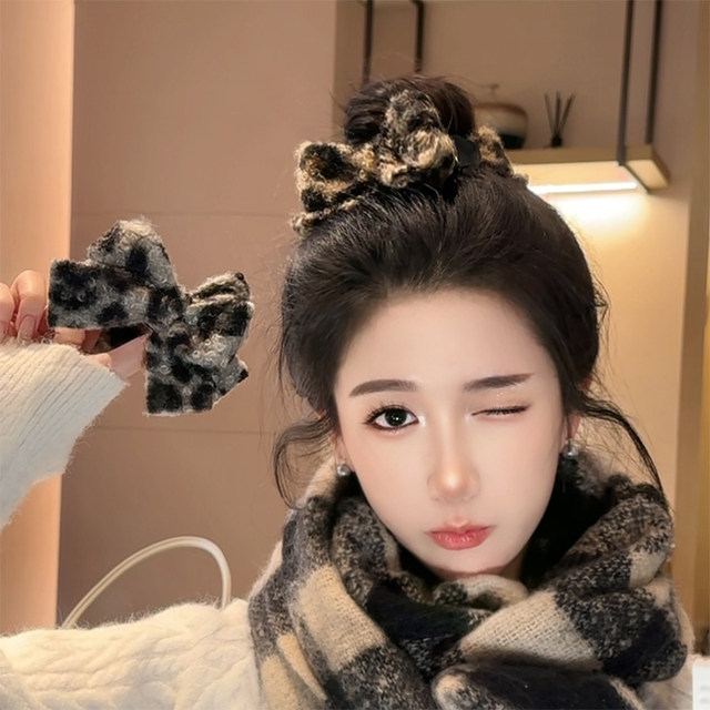 2025 new high-end Autumn and Winter exquisite plush hair clip headdress for women