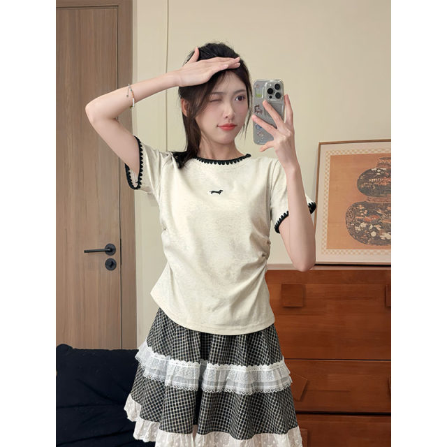 
Simple and versatile dog embroidered short-sleeved T-shirt for women with a slim waist and slim look.