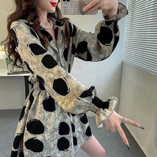 Design sensory folds, loose waist, long waist, long top, female covered buttocks, beautiful printed shirt horn sleeve shirt
