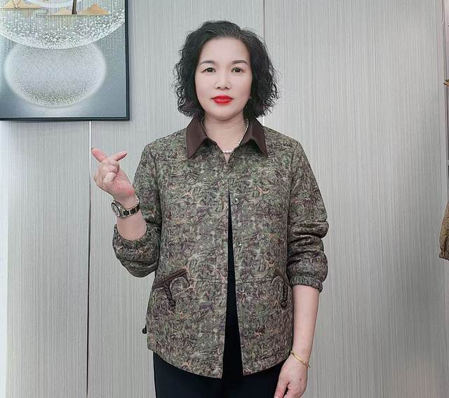 2025 autumn new fashion middle-aged and elderly mothers wear loose and fashionable floral jacket casual and versatile women's jacket