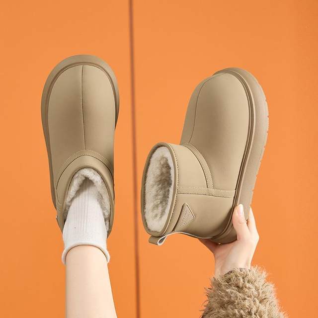 
Leather capibara snow boots for women 2024 winter new style mid-calf versatile warm large toe bread shoes short boots