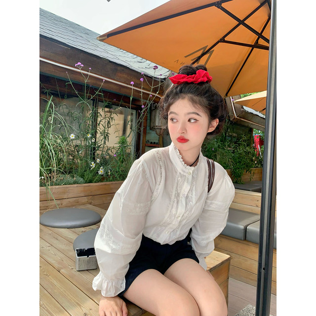 Fan Wenwen Lily Holiday French lace lace flared sleeve shirt for women in summer sweet stand collar white top