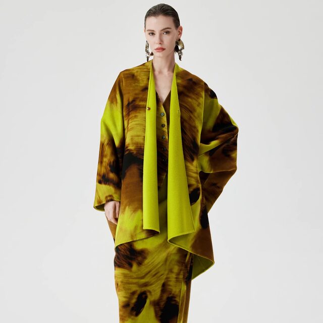 At the beginning, the high-end cloak jacket with cashmere design and retro smudge coat 5162

