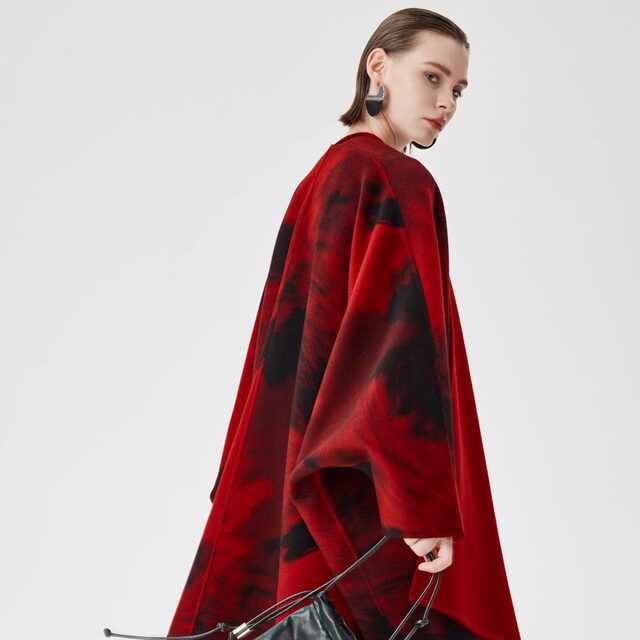 At the beginning, the high-end cloak jacket with cashmere design and retro smudge coat 5162
