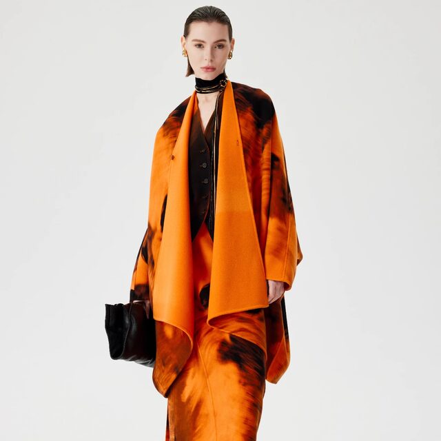At the beginning, the high-end cloak jacket with cashmere design and retro smudge coat 5162
