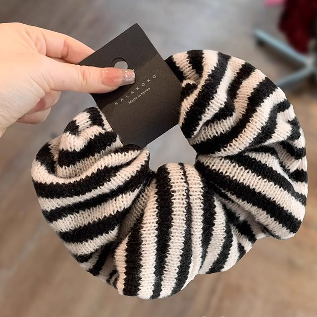 South Korea's Dongdaemun black and white knitted contrast striped fat intestine ring autumn and winter gentle and simple woolen hair tie hair rope hair ring