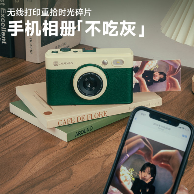 First photo of Polaroid camera retro girl film camera photo printing integrated photo and birthday gift
