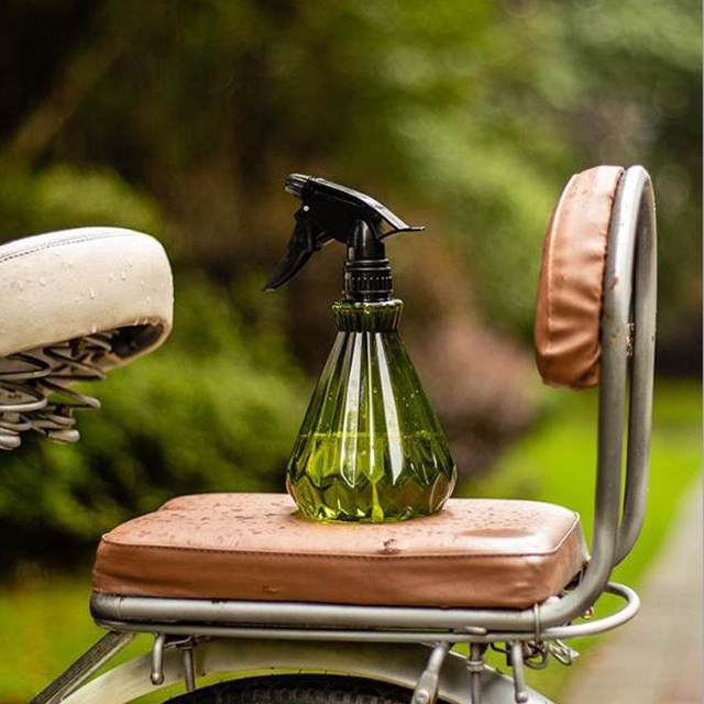 Small watering bottle for watering flowers, small disinfection spray, gardening, watering flowers, plastic watering bottle, household small spray bottle, watering can