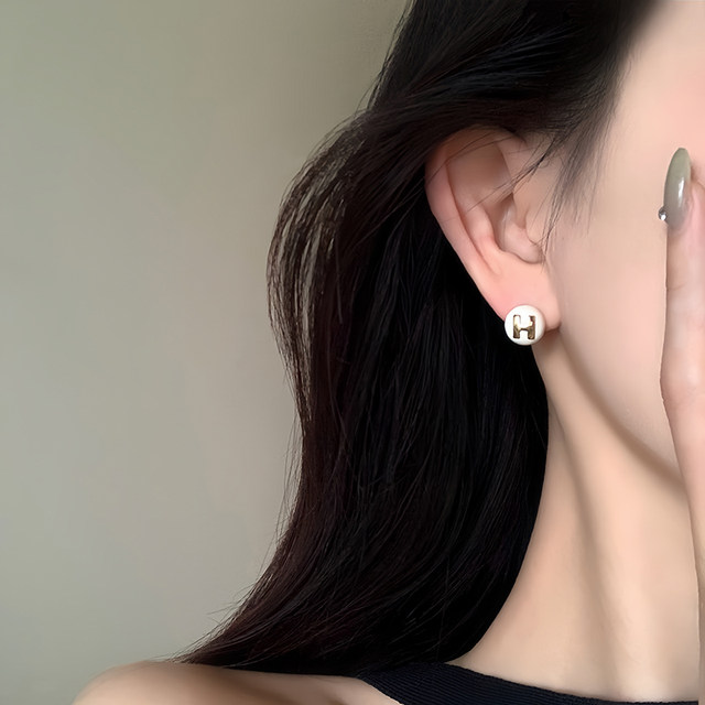 White letter H exquisite high-end light luxury earrings new hot temperament earrings female niche unique and beautiful earrings