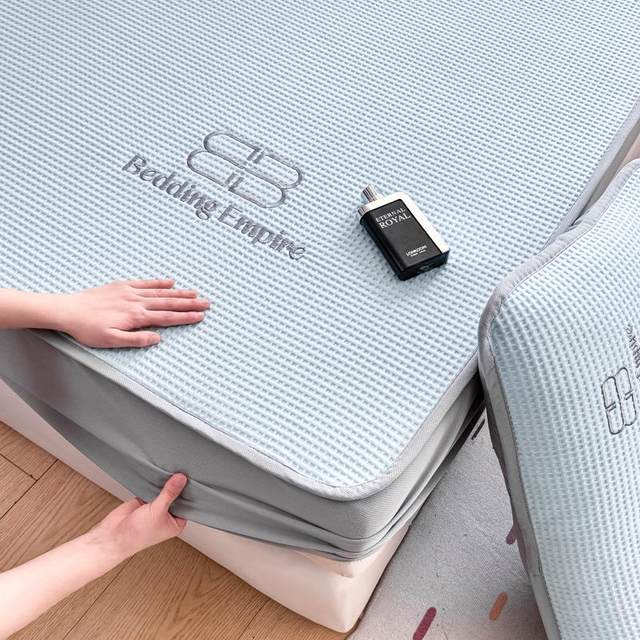 
Category A Maternal and Infant Grade Waffle Embroidered Bear Bingdou Bean Mat Three-piece Set Bed Sheet Style Ice Silk Soft Mat Can Be Machine Washed