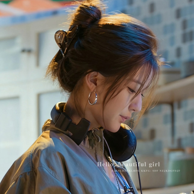 Zhao Lusi Xu Yan's same style love grabber clip for women, 2025 new style shark clip, large hair clip with multiple hair volume