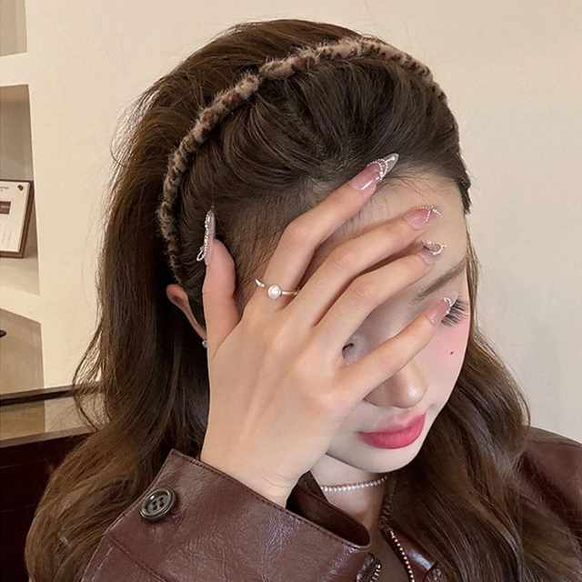 Temperament plush leopard print wavy headband for women, fluffy texture, high skull top, face wash, hair press headband, advanced hair accessories hairpin