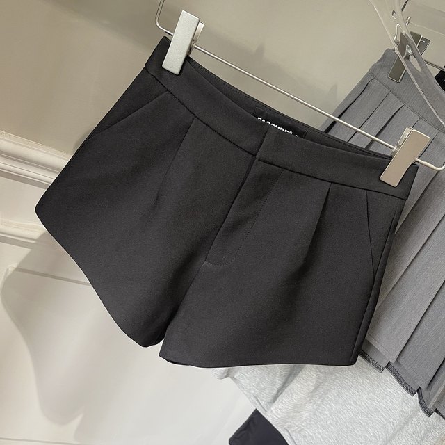 Black high-waisted A-line shorts for women in spring and summer suits, hot girls look slim and versatile, small wide-leg trousers