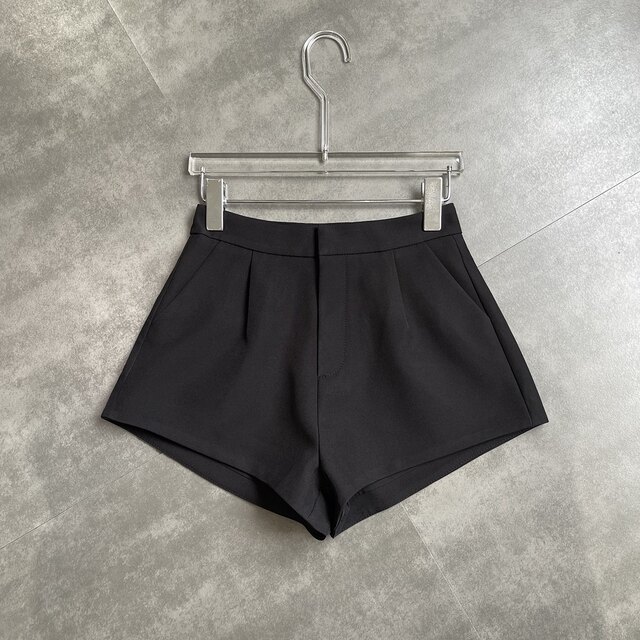 Black high-waisted A-line shorts for women in spring and summer suits, hot girls look slim and versatile, small wide-leg trousers