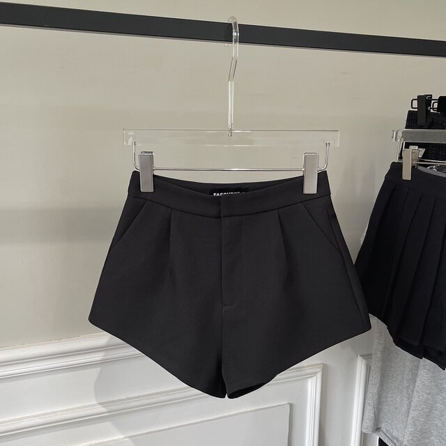 Black high-waisted A-line shorts for women in spring and summer suits, hot girls look slim and versatile, small wide-leg trousers