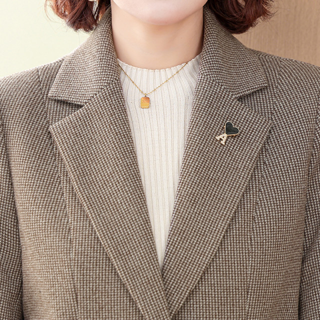 Middle-aged and elderly mothers autumn plaid jacket short 2025 new 50-year-old middle-aged women's spring and autumn fashionable suit top