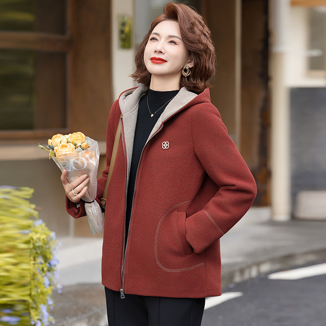 Middle-aged mother autumn and winter new style gold mink velvet short coat middle-aged and elderly women's clothing 2025 noble and western style casual windbreaker