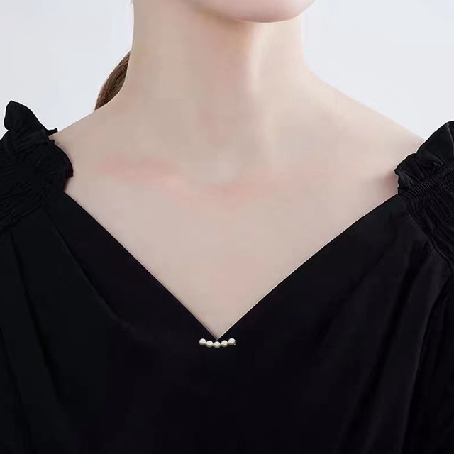 Smiling brooch summer anti-lighting tool simple small pin collar exquisite accessories women's fixed clothes