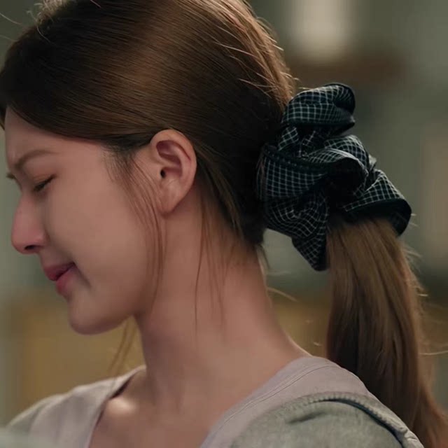 Zhao Lusi Xu me dazzling Xu Yan same style plaid large intestine hair tie for women Korean high-end retro fashion headband and flower