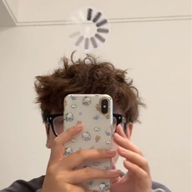 The headband is down and the hairpin is loading. The brain can be rotated and the creative and funny whole headband is given to friends and besties.