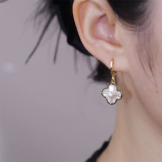 Exquisite four -leaf grass high -level sensor ear buckle female S925 sterling silver needle French niche cold wind earrings explosion earrings female
