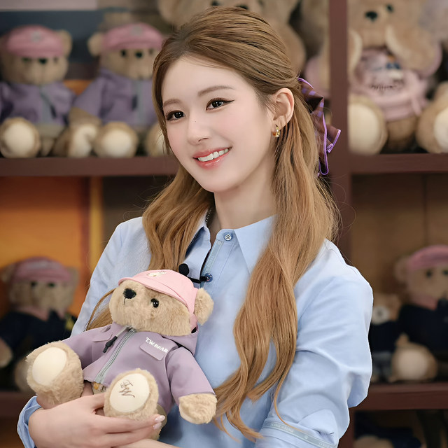 Zhao Lusi's same golden temperament earrings for women 2025 new high-end light luxury earrings autumn and winter earrings earrings