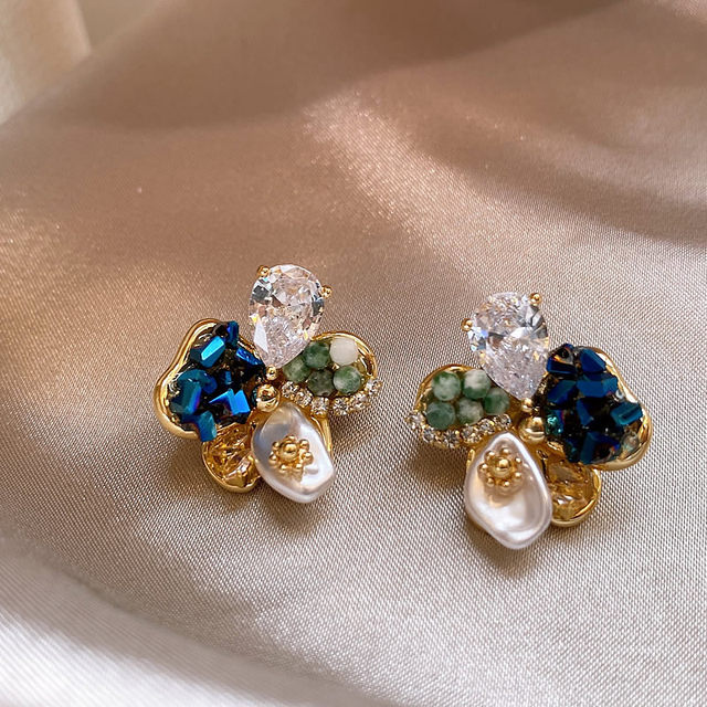 Retro flower crystal pearl earrings for women high-end light luxury earrings 2025 new style unique and beautiful autumn and winter earrings