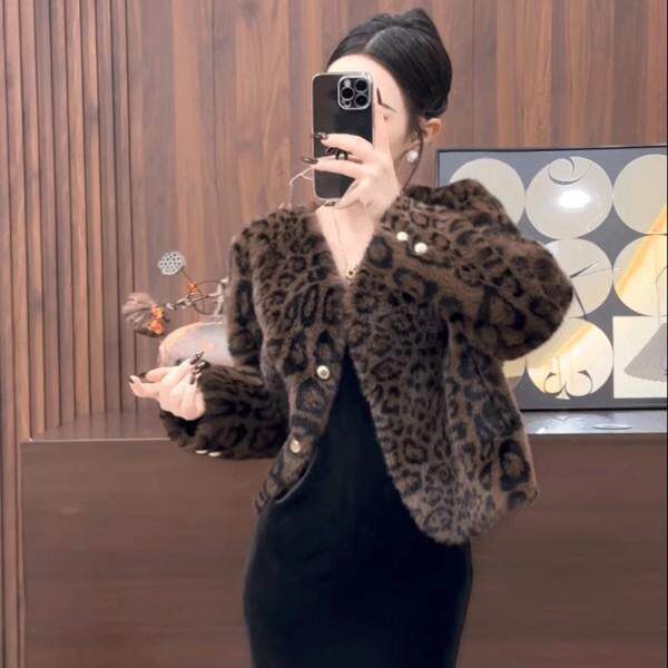 Light luxury fur one-piece jacket leopard print warm and high-end 2024 winter small V-neck imitation mink vintage cardigan