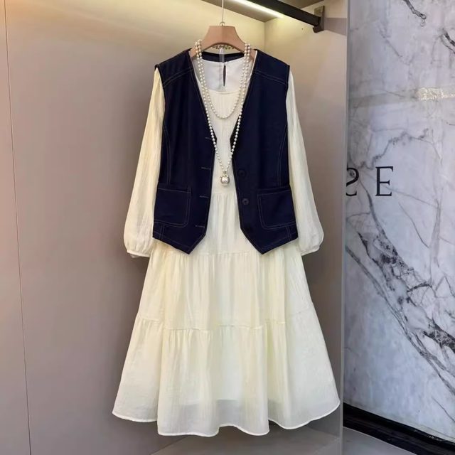 Large size fat MM niche design vest, long-sleeved dress, two-piece set, flesh covering, slimming and light luxury suit for women