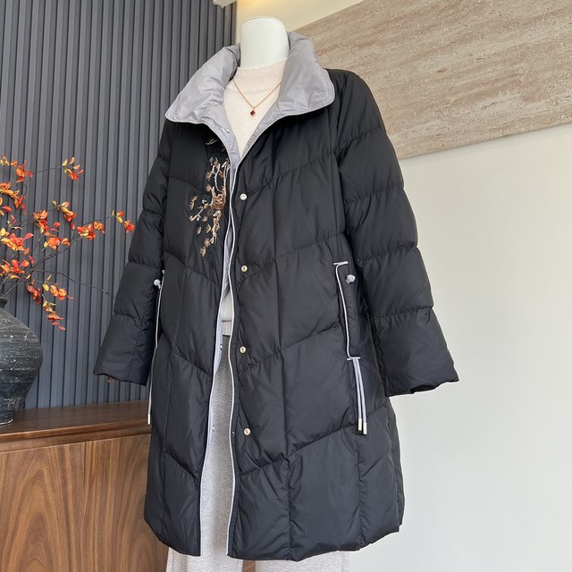 Fashionable and temperamental mother's clothing new winter long down jacket cardigan middle-aged and elderly women warm 90 white duck down jacket