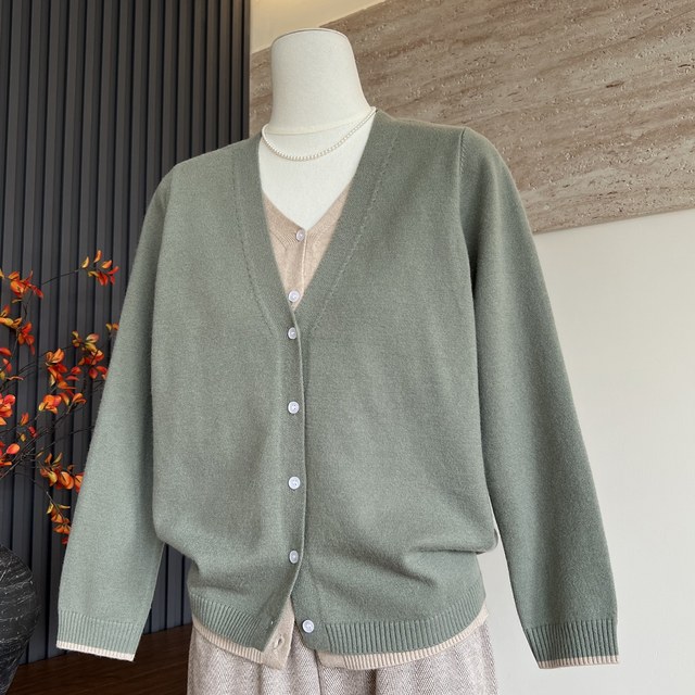 New mother's clothing autumn knitted sweater top button fashion middle-aged and elderly ladies temperament V-neck sweater cardigan