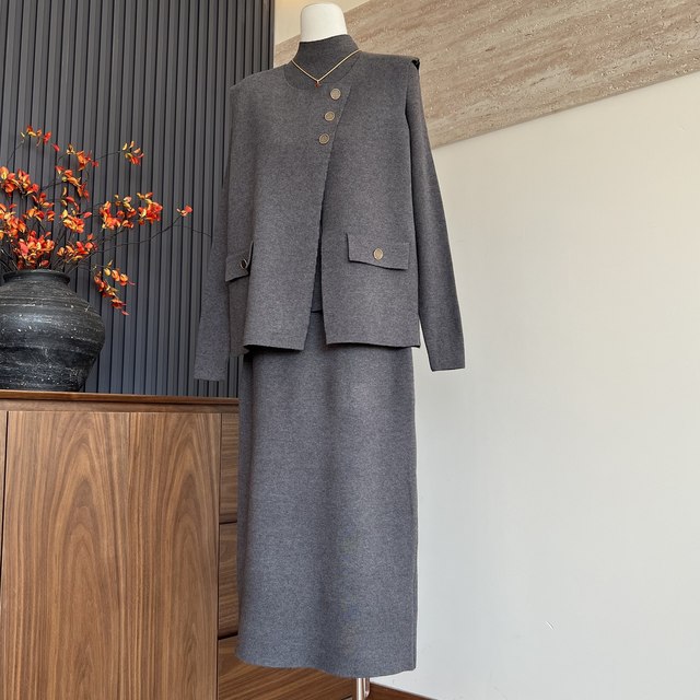 
Fashionable and Western-style mother's knitted sweater, three-piece elastic waist skirt, middle-aged and elderly feminine sweater suit