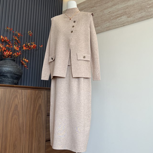 
Fashionable and Western-style mother's knitted sweater, three-piece elastic waist skirt, middle-aged and elderly feminine sweater suit