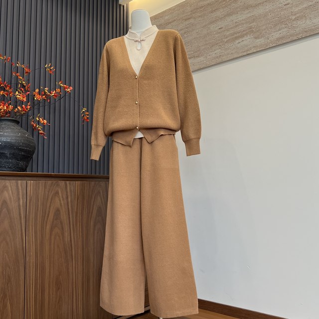 Fashionable and Western-style mother's clothing, new knitted tops and pants, two-piece middle-aged and elderly women's autumn and winter sweater sets