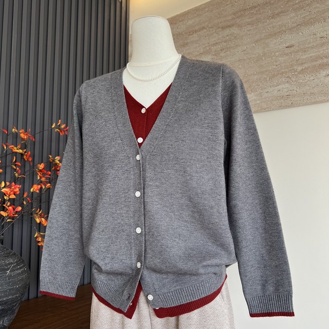 New mother's clothing autumn knitted sweater top button fashion middle-aged and elderly ladies temperament V-neck sweater cardigan