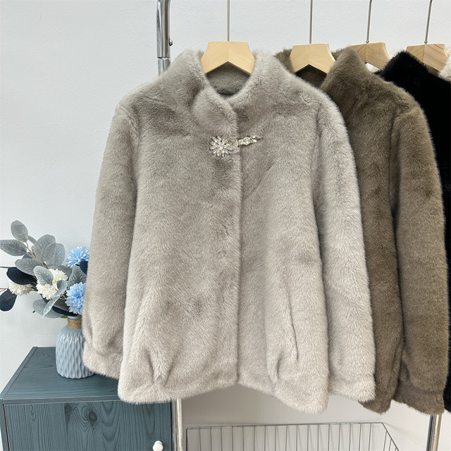 Mom's autumn and winter style short top, middle-aged lady's winter clothing, middle-aged and elderly fur one-piece mink velvet jacket