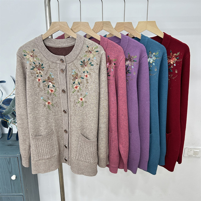 Middle-aged and elderly cardigan coat, autumn clothing, grandma sweater, mother's clothing, velvet thickened knitted autumn and winter clothing for the elderly, women