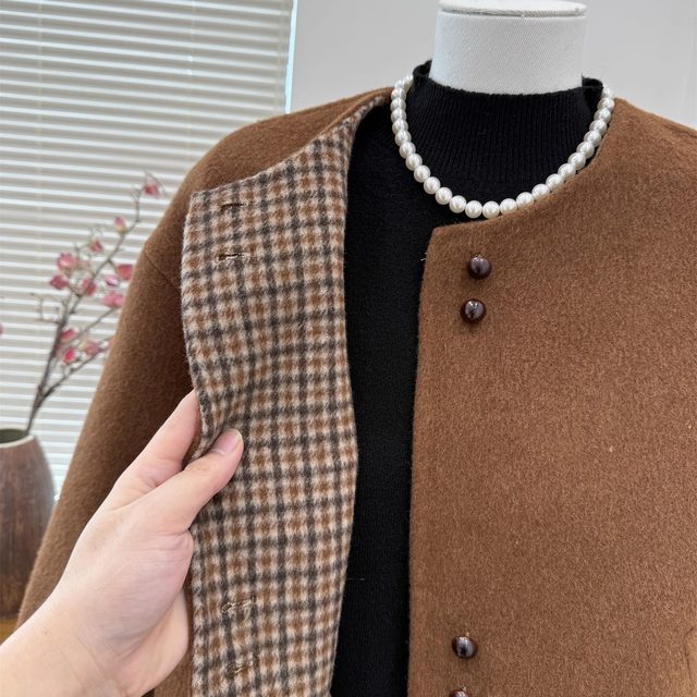 2025 new mother's winter woolen coat middle-aged and elderly women's autumn and winter short round neck cardigan woolen coat
