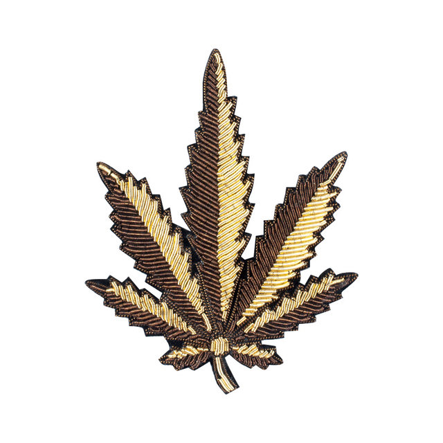 Exquisite maple leaf brooch, high-end women's anti-exposure clothing pin, accessories, niche design corsage, temperament, retro jewelry